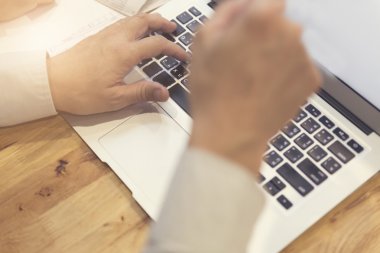 Adamın elini dizüstü bilgisayar notebook, seçici focu ile çalışma