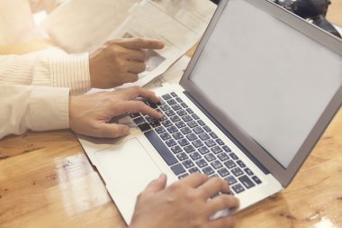 Adamın elini dizüstü bilgisayar notebook, seçici focu ile çalışma