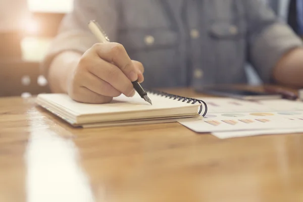 Ženská ruka psaní na notebooku s dokumentem, selektivní zaměření — Stock fotografie