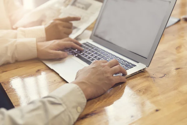 Mano dell'uomo che lavora con notebook del computer portatile, focu selettivo — Foto Stock