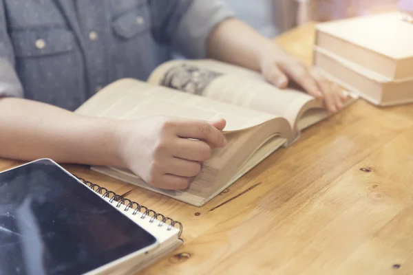 Frauenhandlesebuch mit Stift, Tablet und Notizbuch — Stockfoto