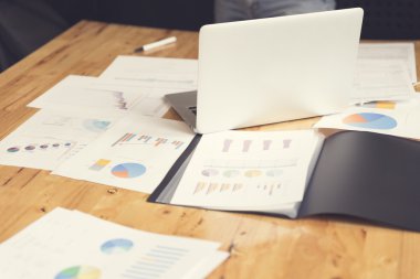 Belge ve dizüstü bilgisayar notebook, seçici odak ve vinta