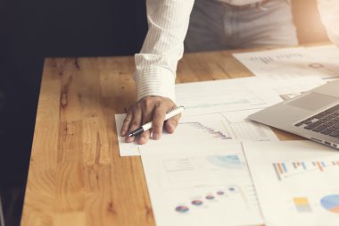 Adamın elini belge ve dizüstü bilgisayar notebook, s ile çalışma