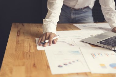 Adamın elini belge ve dizüstü bilgisayar notebook, s ile çalışma