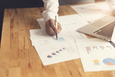 Adamın elini belge ve dizüstü bilgisayar notebook, s ile çalışma