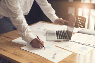 Adamın elini belge ve dizüstü bilgisayar notebook, s ile çalışma