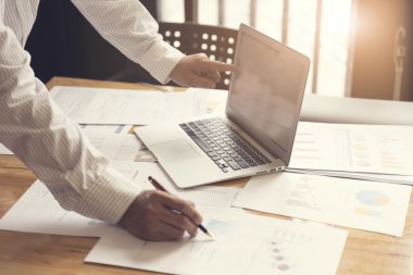 Adamın elini belge ve dizüstü bilgisayar notebook, s ile çalışma