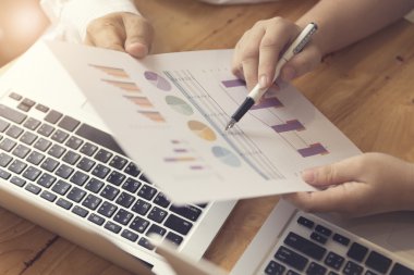 insanlar dizüstü bilgisayar ile birlikte çalışma