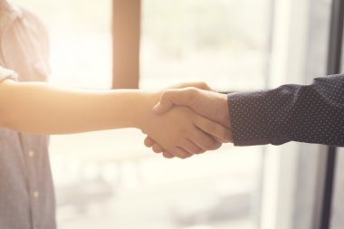 işadamı el sıkışma için iş acquisiton kavramı