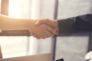 işadamı el sıkışma için iş acquisiton kavramı