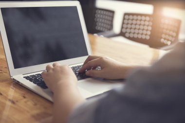 dizüstü bilgisayar notebook için çalışma co ile yazarak kadın eli