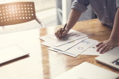 kadın eli belge ve dizüstü bilgisayar notebook ile çalışma,