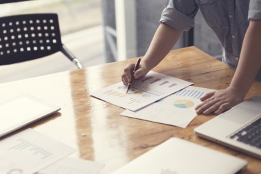 kadın eli belge ve dizüstü bilgisayar notebook ile çalışma,