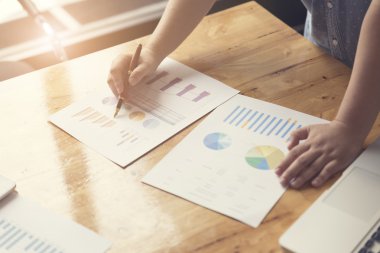 kadın eli belge ve dizüstü bilgisayar notebook ile çalışma,