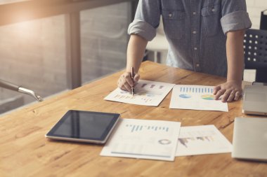 kadın eli belge, tablet ve dizüstü bilgisayar n ile çalışma