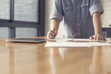 kadın eli çalışma belgesi ve tablet, seçici odak ile bir