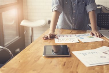 kadın eli belge, tablet ve dizüstü bilgisayar n ile çalışma