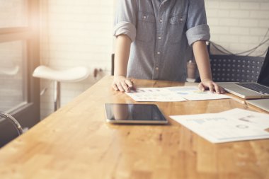 kadın eli belge, tablet ve dizüstü bilgisayar n ile çalışma