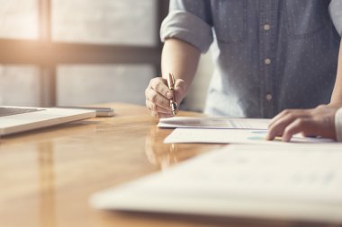 kadın eli belge ve dizüstü bilgisayar notebook ile çalışma,