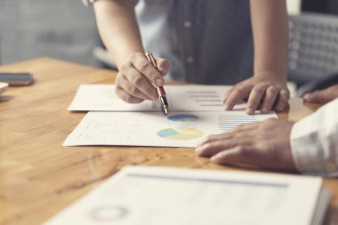 Belge, seçici odak çalışma kalem tutan kadının el 