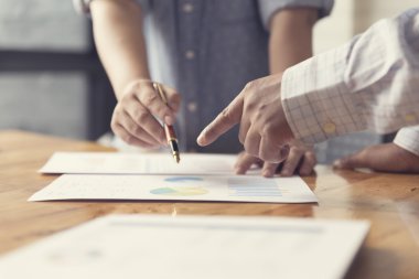 Belge, seçici odak çalışma kalem tutan kadının el 