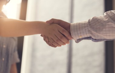 işadamı el sıkışma için iş acquisiton kavramı