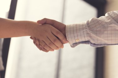 işadamı el sıkışma için iş acquisiton kavramı