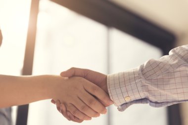 işadamı el sıkışma için iş acquisiton kavramı