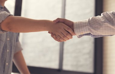 işadamı el sıkışma için iş acquisiton kavramı