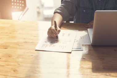 kadın eli belge ve dizüstü bilgisayar notebook ile çalışma,