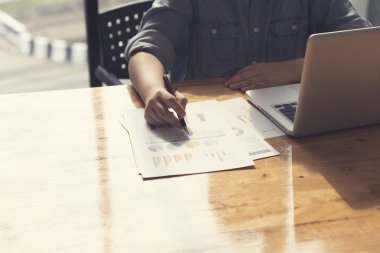 kadın eli belge ve dizüstü bilgisayar notebook ile çalışma,