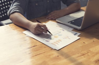 kadın eli belge ve dizüstü bilgisayar notebook ile çalışma,