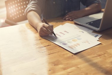 kadın eli belge ve dizüstü bilgisayar notebook ile çalışma,