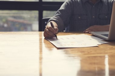 kadın eli belge ve dizüstü bilgisayar notebook ile çalışma,