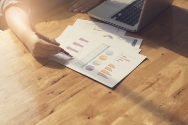 kadın eli belge ve dizüstü bilgisayar notebook ile çalışma,