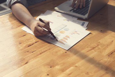 kadın eli belge ve dizüstü bilgisayar notebook ile çalışma,