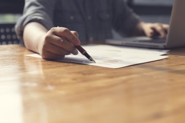 kadın eli belge ve dizüstü bilgisayar notebook ile çalışma,