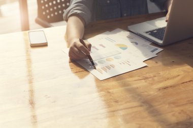 kadın eli belge ve dizüstü bilgisayar notebook ile çalışma,