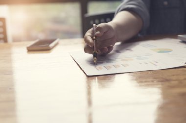 Belge, seçici odak çalışma kalem tutan kadının el 