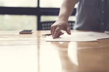 Belge, seçici odak ve vintage çalışma kadın eli 