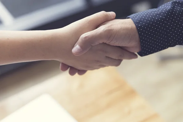 Hombre de negocios apretón de manos para el concepto de adquisición de negocios —  Fotos de Stock