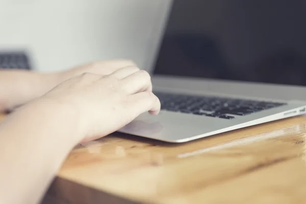 dizüstü bilgisayar notebook için çalışma co ile yazarak kadın eli