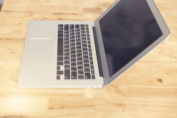 Notebook de computador em mesa de madeira — Fotografia de Stock