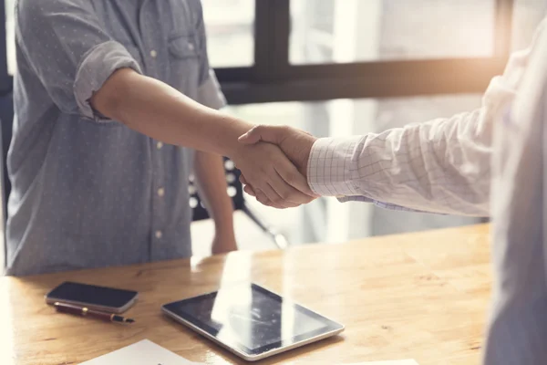 Hombre de negocios apretón de manos para el concepto de adquisición de negocios — Foto de Stock