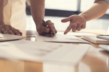 belge ile birlikte çalışan kişiler