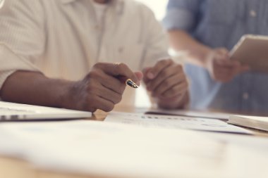 belge ile birlikte çalışan kişiler