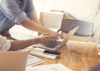 dizüstü bilgisayar ve işletme belgesi ile çalışma insanlar