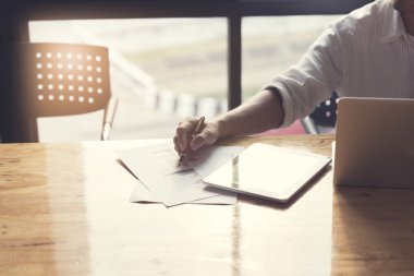 Adamın elini dizüstü bilgisayar ve işletme belgesi ile çalışma