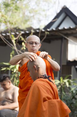 keşiş Budist keşiş koordinasyon töreni önce adamın saç tıraş