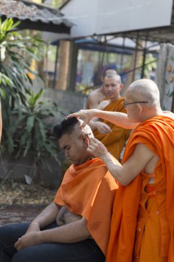 keşiş Budist keşiş koordinasyon töreni önce adamın saç tıraş